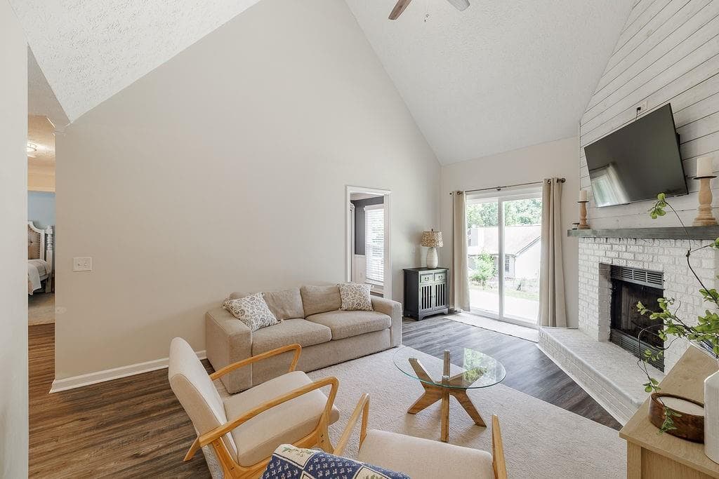 4 bedroom, 3 bathroom, 2,001 sq ft single family residence for sale at 5685 Sugar Crossing Drive, Sugar Hill, GA 30518 — photo 8