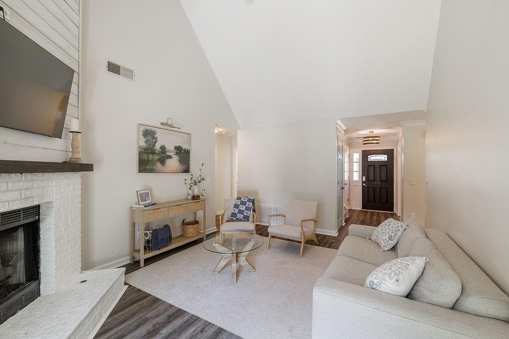 4 bedroom, 3 bathroom, 2,001 sq ft single family residence for sale at 5685 Sugar Crossing Drive, Sugar Hill, GA 30518 — photo 10