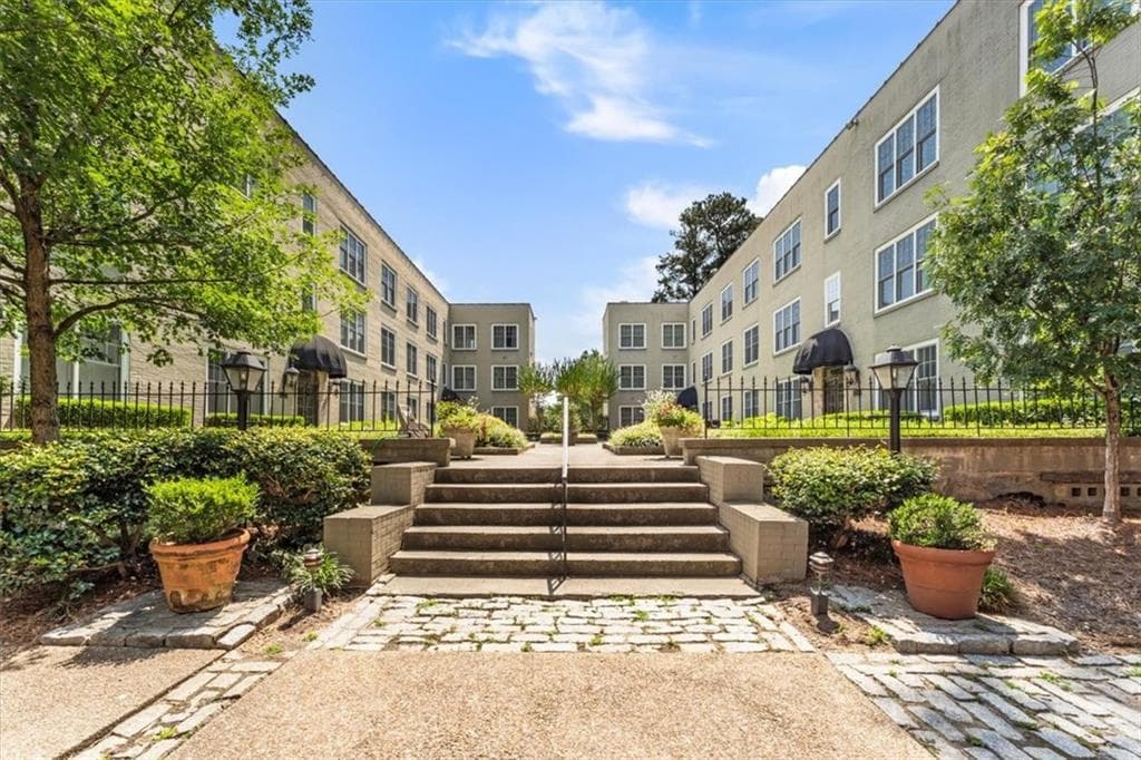 1 bedroom, 1 bathroom, 756 sq ft condominium under contract at 28 Collier Road 7, Atlanta, GA 30309 — photo 2