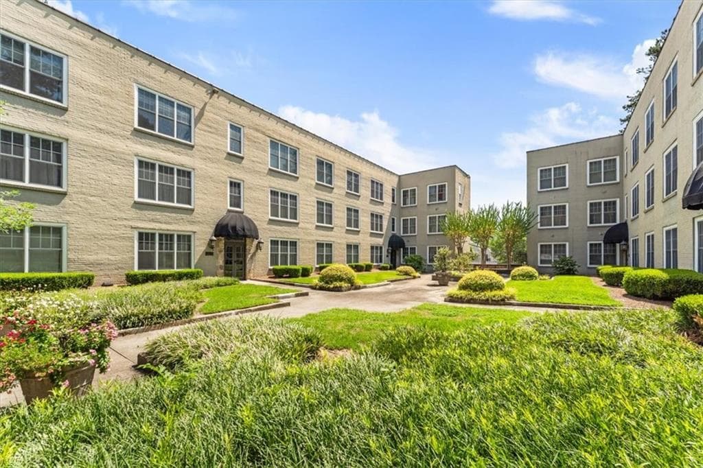 1 bedroom, 1 bathroom, 756 sq ft condominium under contract at 28 Collier Road 7, Atlanta, GA 30309 — photo 3