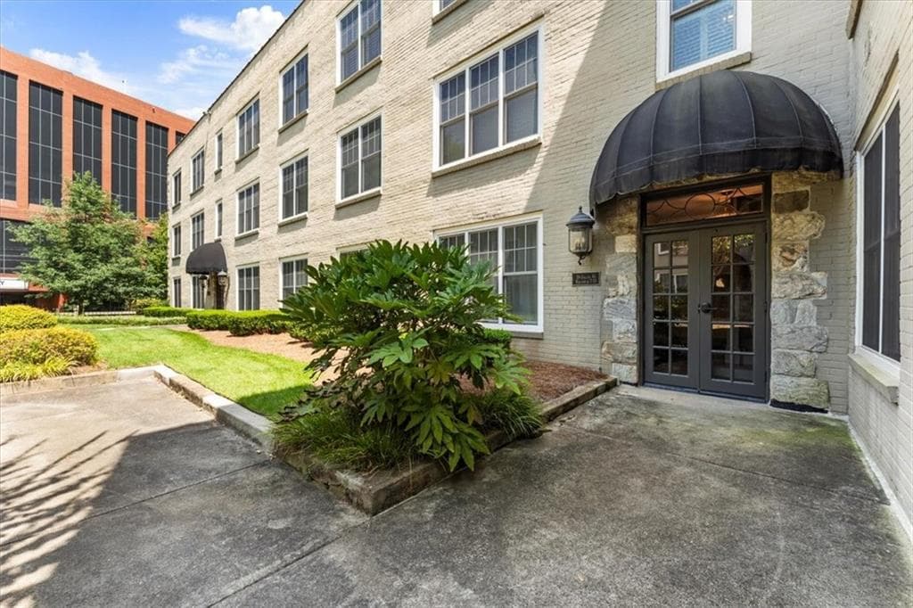 1 bedroom, 1 bathroom, 756 sq ft condominium under contract at 28 Collier Road 7, Atlanta, GA 30309 — photo 4