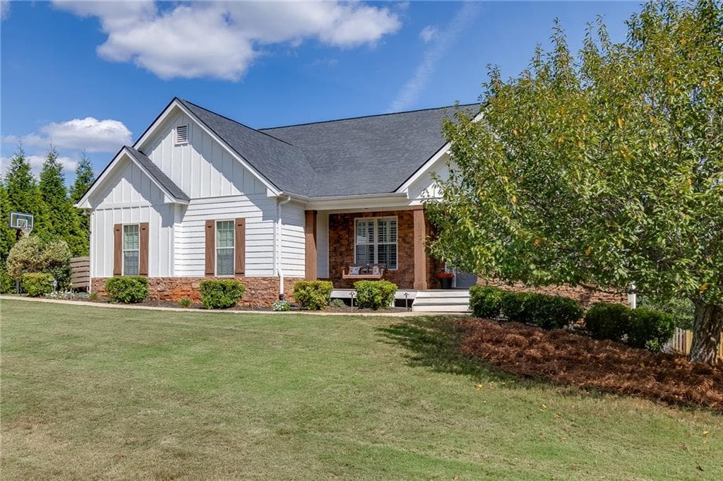 6 bedroom, 4 bathroom, 4,690 sq ft single family residence for sale at 363 Durham Drive, Hoschton, GA 30548 — photo 2