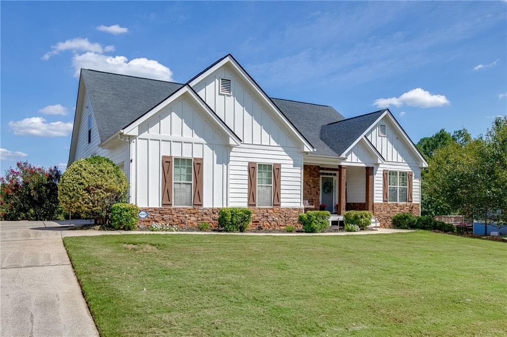 6 bedroom, 4 bathroom, 4,690 sq ft single family residence for sale at 363 Durham Drive, Hoschton, GA 30548 — photo 3