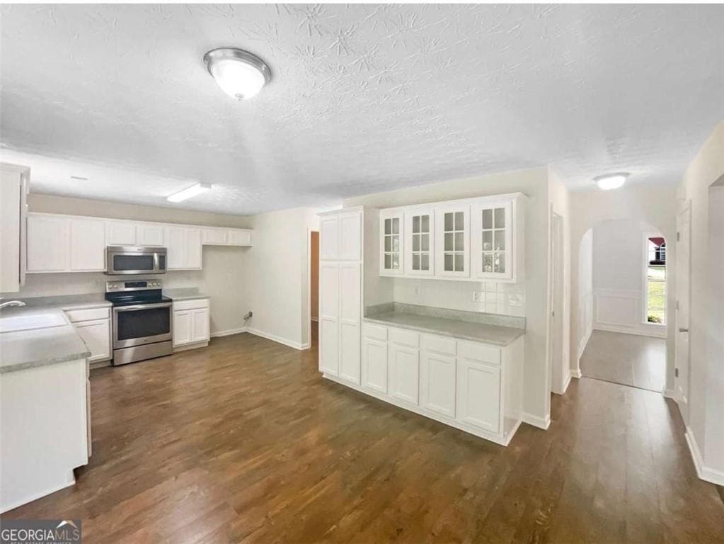 5 bedroom, 3 bathroom, 2,094 sq ft single family residence for sale at 834 Winding Grove Lane, Loganville, GA 30052 — photo 3