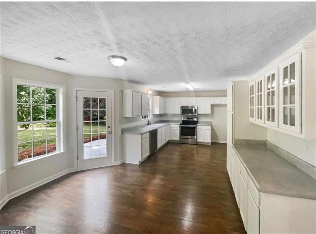 5 bedroom, 3 bathroom, 2,094 sq ft single family residence for sale at 834 Winding Grove Lane, Loganville, GA 30052 — photo 4