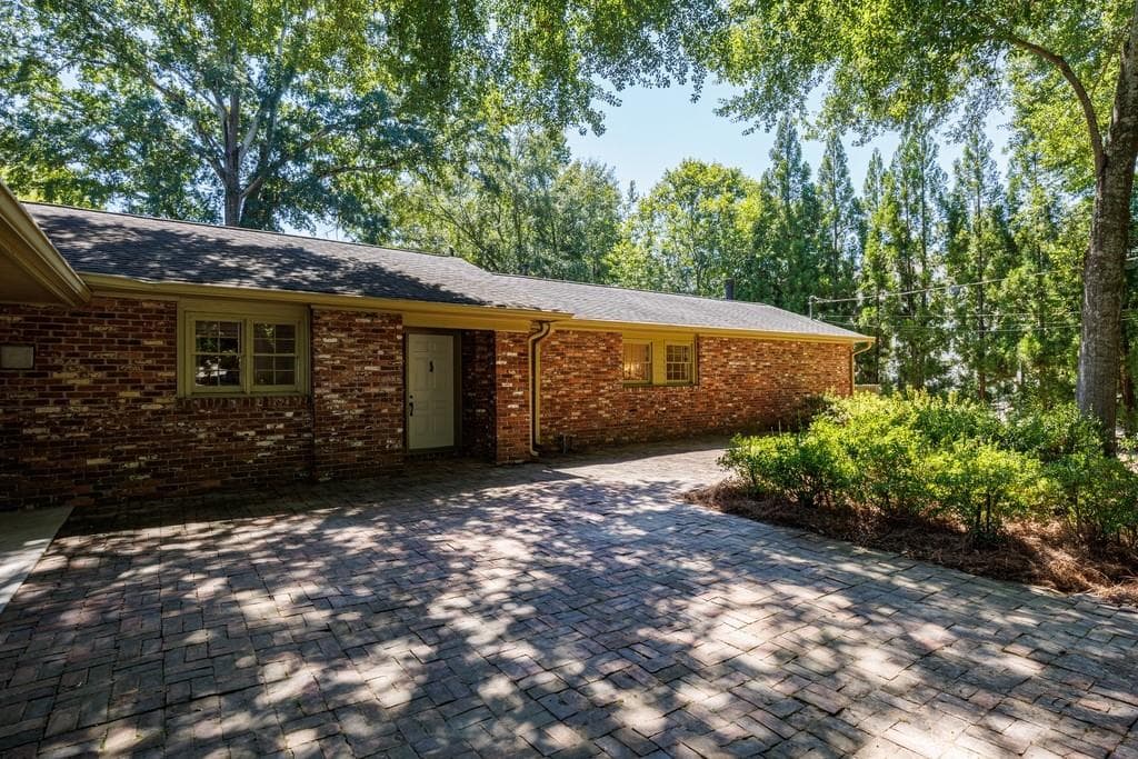 3 bedroom, 2 bathroom, 2,539 sq ft single family residence for sale at 1510 Peachtree Battle Avenue, Atlanta, GA 30327