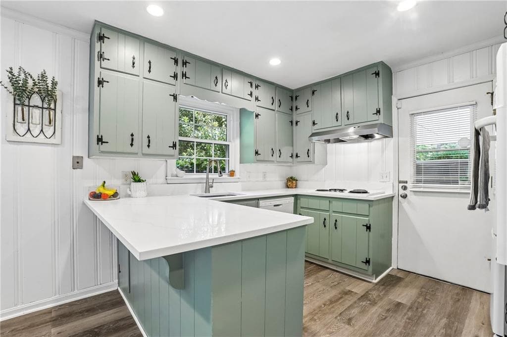4 bedroom, 3 bathroom, 2,071 sq ft single family residence for sale at 4372 Ashwoody Trail, Atlanta, GA 30319 — photo 2