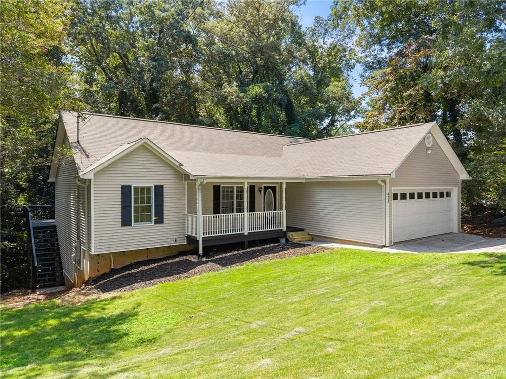 4 bedroom, 3 bathroom, 2,880 sq ft single family residence for sale at 473 Christopher Drive, Gainesville, GA 30501 — photo 4