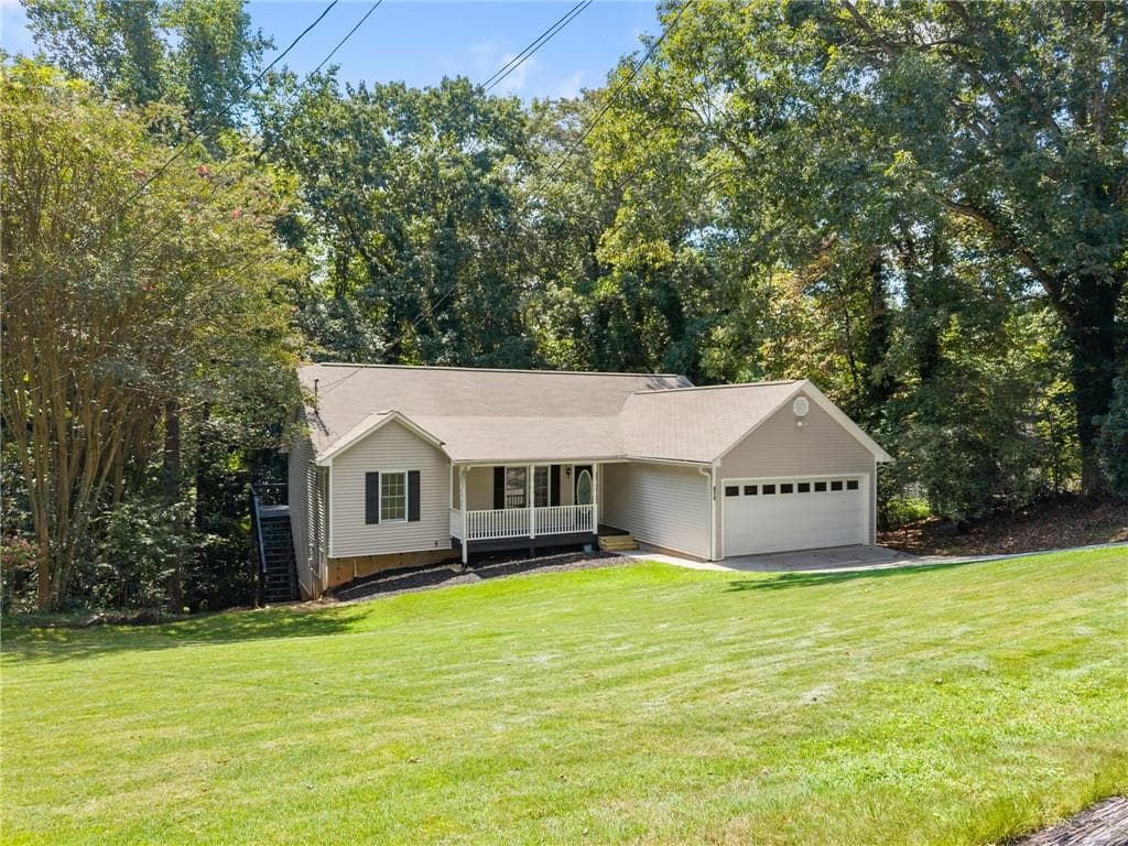 4 bedroom, 3 bathroom, 2,880 sq ft single family residence for sale at 473 Christopher Drive, Gainesville, GA 30501 — photo 5