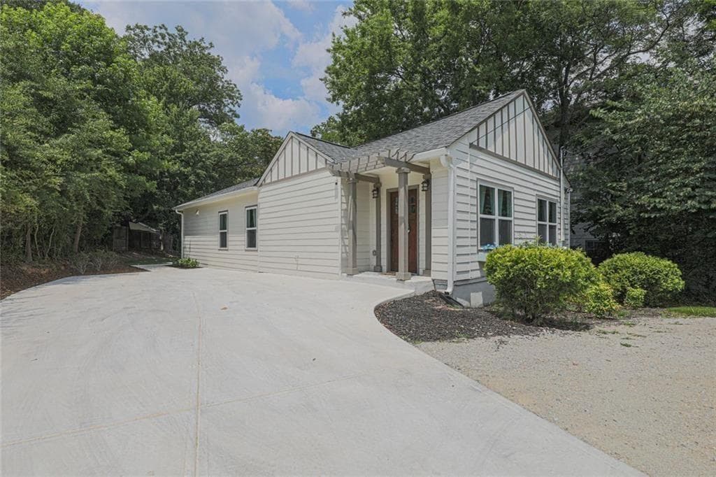 4 bedroom, 2 bathroom, 1,800 sq ft single family residence for sale at 1717 Defoor Avenue, Atlanta, GA 30318 — photo 2