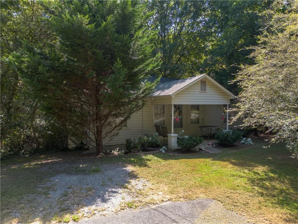 2 bedroom, 1 bathroom, 936 sq ft single family residence under contract at 320 Pinecrest Road, Holly Springs, GA 30115 — photo 2