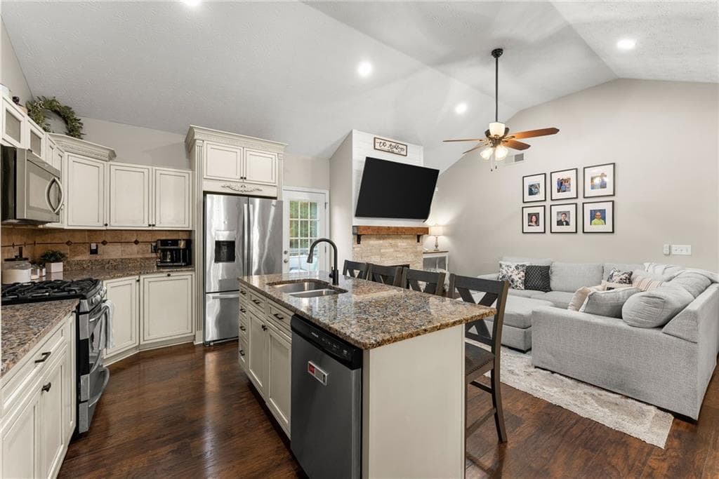 4 bedroom, 3 bathroom, 1,679 sq ft single family residence under contract at 378 Baugh Street, Commerce, GA 30529 — photo 8