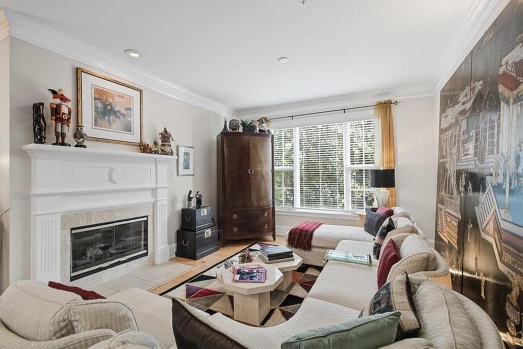 3 bedroom, 3 bathroom, 1,671 sq ft condominium for sale at 4100 Paces Walk 4101, Atlanta, GA 30339 — photo 2