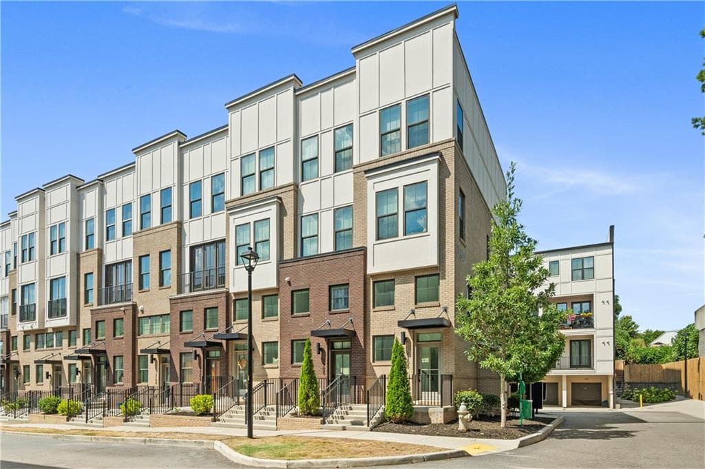 2 bedroom, 2 bathroom, 1,122 sq ft condominium for sale at 230 New Street 2105, Decatur, GA 30030 — photo 2