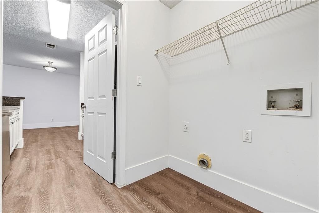 3 bedroom, 2 bathroom, 1,260 sq ft condominium for sale at 7207 Santa Fe Parkway, Sandy Springs, GA 30350 — photo 8