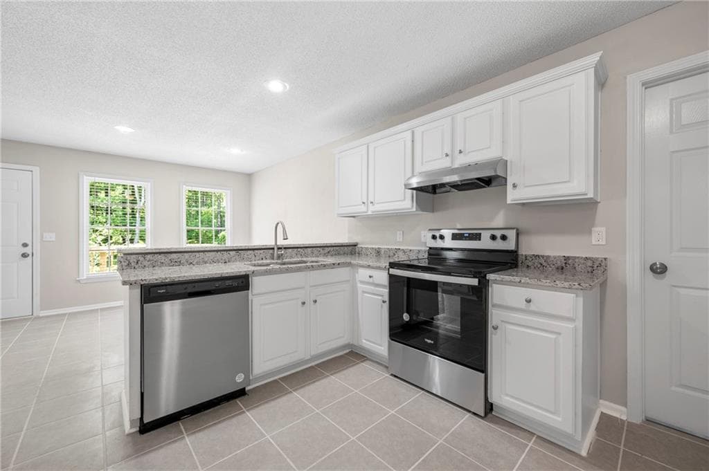 4 bedroom, 3 bathroom, 2,416 sq ft single family residence for sale at 5723 Garden Walk, Flowery Branch, GA 30542 — photo 7