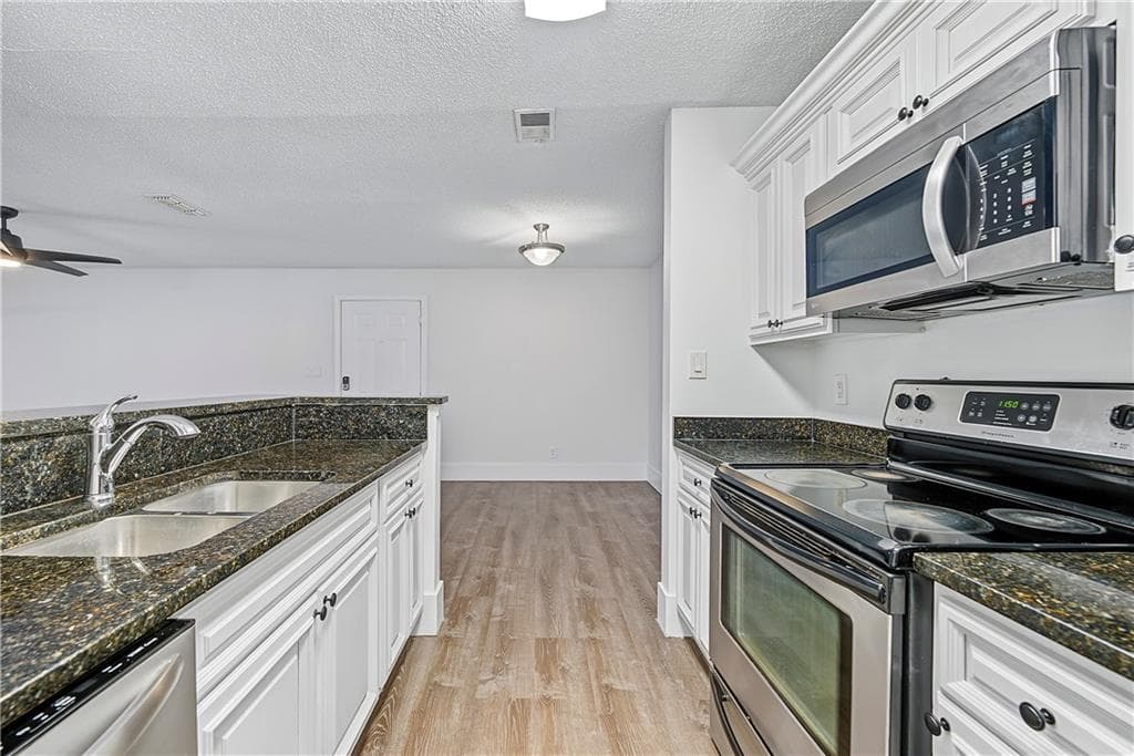 3 bedroom, 2 bathroom, 1,260 sq ft condominium for sale at 7207 Santa Fe Parkway, Sandy Springs, GA 30350 — photo 5