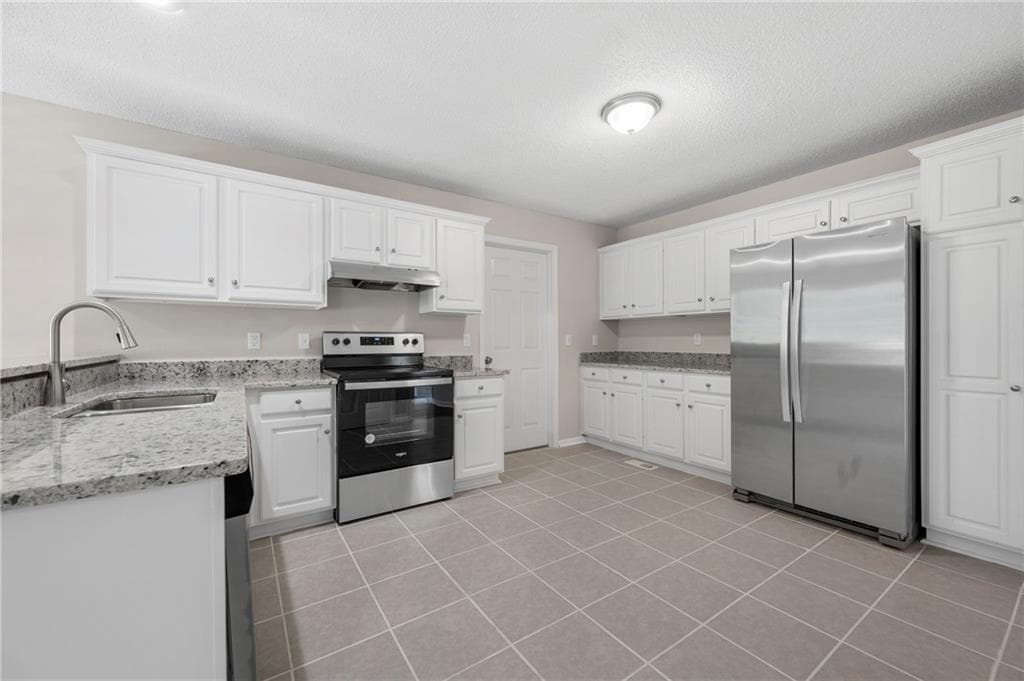 4 bedroom, 3 bathroom, 2,416 sq ft single family residence for sale at 5723 Garden Walk, Flowery Branch, GA 30542 — photo 8