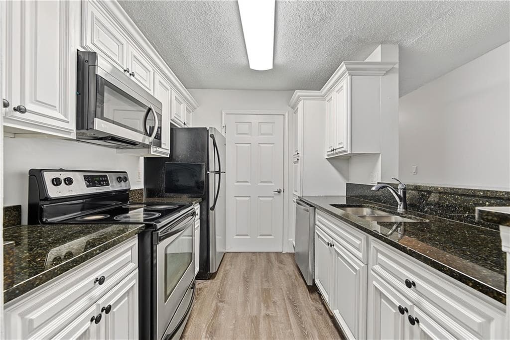 3 bedroom, 2 bathroom, 1,260 sq ft condominium for sale at 7207 Santa Fe Parkway, Sandy Springs, GA 30350 — photo 4