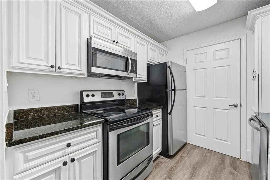 3 bedroom, 2 bathroom, 1,260 sq ft condominium for sale at 7207 Santa Fe Parkway, Sandy Springs, GA 30350 — photo 6