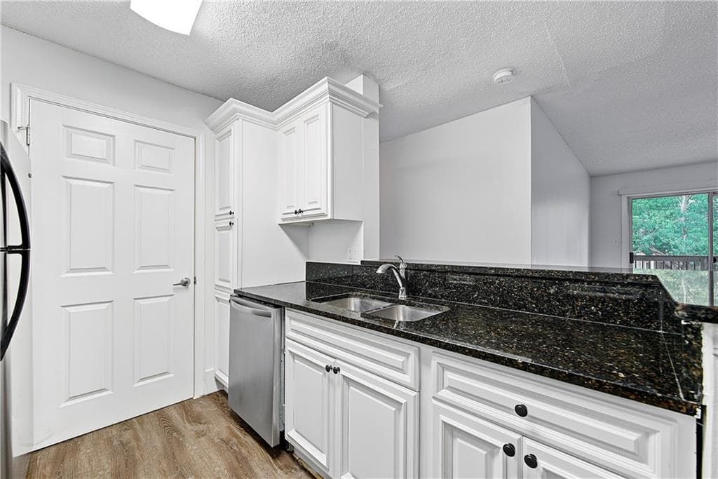 3 bedroom, 2 bathroom, 1,260 sq ft condominium for sale at 7207 Santa Fe Parkway, Sandy Springs, GA 30350 — photo 7