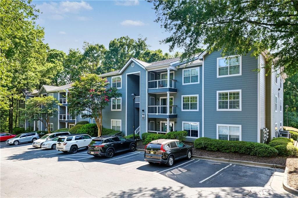 3 bedroom, 2 bathroom, 1,260 sq ft condominium for sale at 7207 Santa Fe Parkway, Sandy Springs, GA 30350