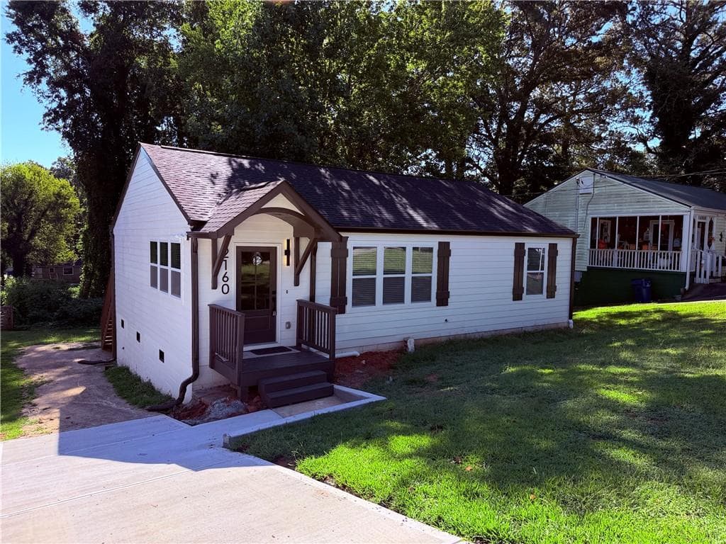 3 bedroom, 2 bathroom, 1,026 sq ft single family residence for sale at 2160 Castlewood Street, East Point, GA 30344 — photo 2