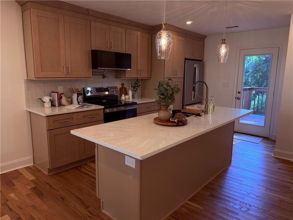 3 bedroom, 2 bathroom, 1,026 sq ft single family residence for sale at 2160 Castlewood Street, East Point, GA 30344 — photo 5