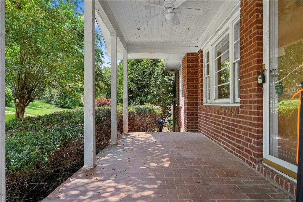 3 bedroom, 1 bathroom, 1,049 sq ft single family residence for sale at 2592 Woodridge Drive, Decatur, GA 30033 — photo 2