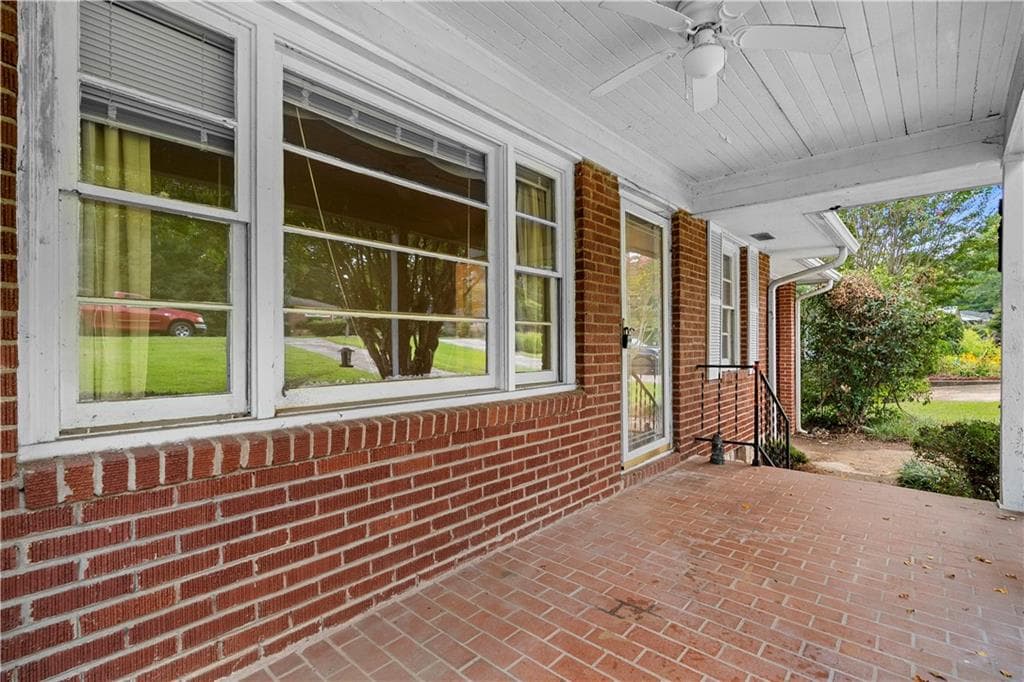 3 bedroom, 1 bathroom, 1,049 sq ft single family residence for sale at 2592 Woodridge Drive, Decatur, GA 30033 — photo 3