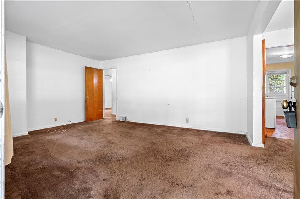 3 bedroom, 1 bathroom, 1,049 sq ft single family residence for sale at 2592 Woodridge Drive, Decatur, GA 30033 — photo 4