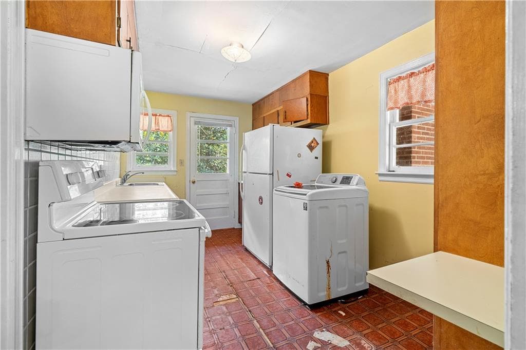 3 bedroom, 1 bathroom, 1,049 sq ft single family residence for sale at 2592 Woodridge Drive, Decatur, GA 30033 — photo 9