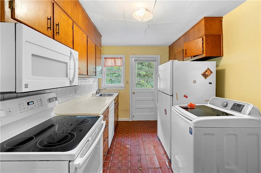 3 bedroom, 1 bathroom, 1,049 sq ft single family residence for sale at 2592 Woodridge Drive, Decatur, GA 30033 — photo 10