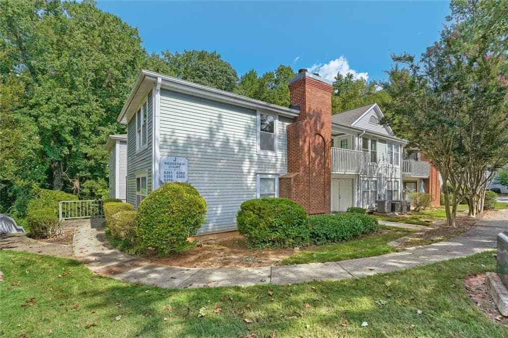 2 bedroom, 2 bathroom, 1,054 sq ft condominium for sale at 6351 Wedgeview Court, Tucker, GA 30084 — photo 2