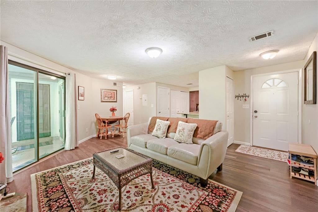2 bedroom, 2 bathroom, 1,054 sq ft condominium for sale at 6351 Wedgeview Court, Tucker, GA 30084 — photo 6