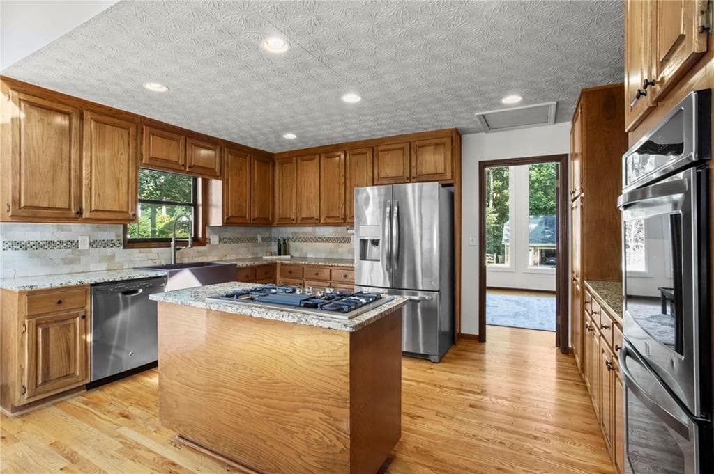 4 bedroom, 3 bathroom, 2,925 sq ft single family residence under contract at 1563 Sandpoint Drive, Roswell, GA 30075 — photo 8