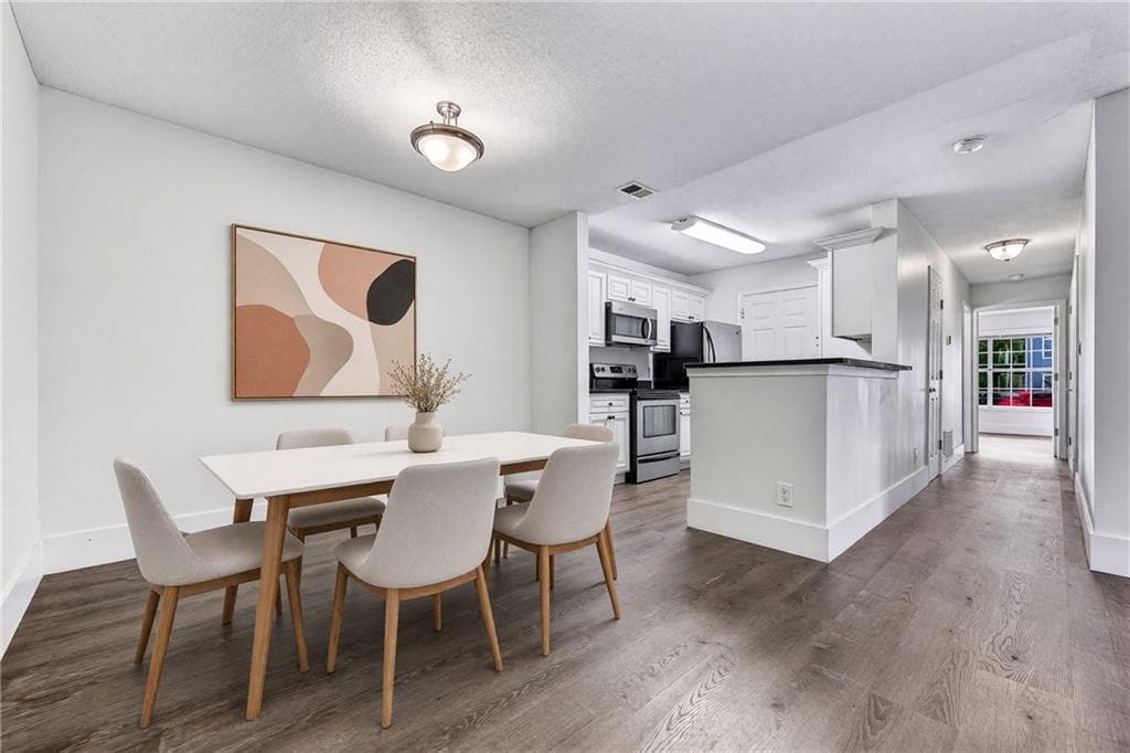 3 bedroom, 2 bathroom, 1,260 sq ft condominium for sale at 7207 Santa Fe Parkway, Sandy Springs, GA 30350 — photo 3