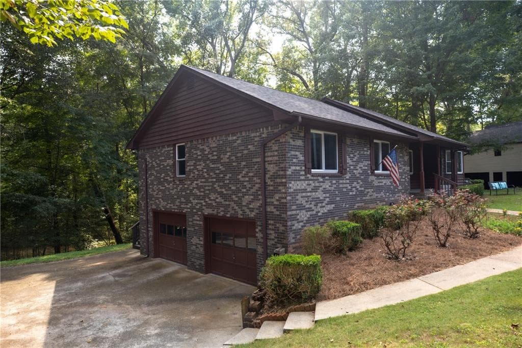 3 bedroom, 3 bathroom, 2,062 sq ft single family residence for sale at 4512 Creekwood Circle, Kennesaw, GA 30152 — photo 3