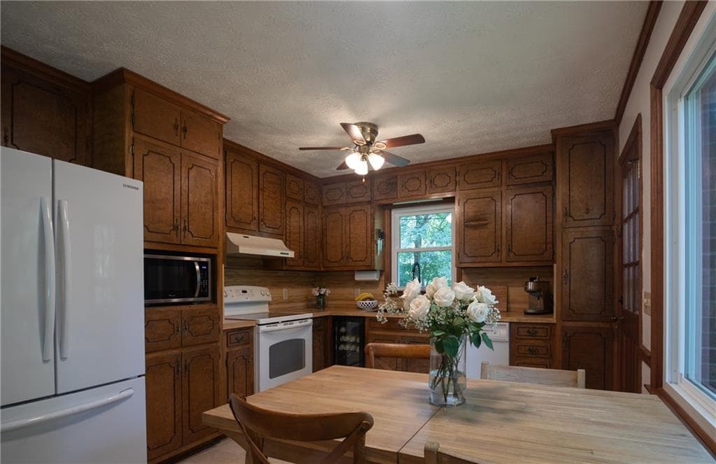 3 bedroom, 3 bathroom, 2,062 sq ft single family residence for sale at 4512 Creekwood Circle, Kennesaw, GA 30152 — photo 5