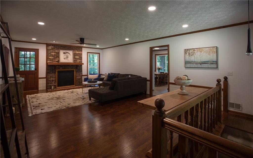 3 bedroom, 3 bathroom, 2,062 sq ft single family residence for sale at 4512 Creekwood Circle, Kennesaw, GA 30152 — photo 8