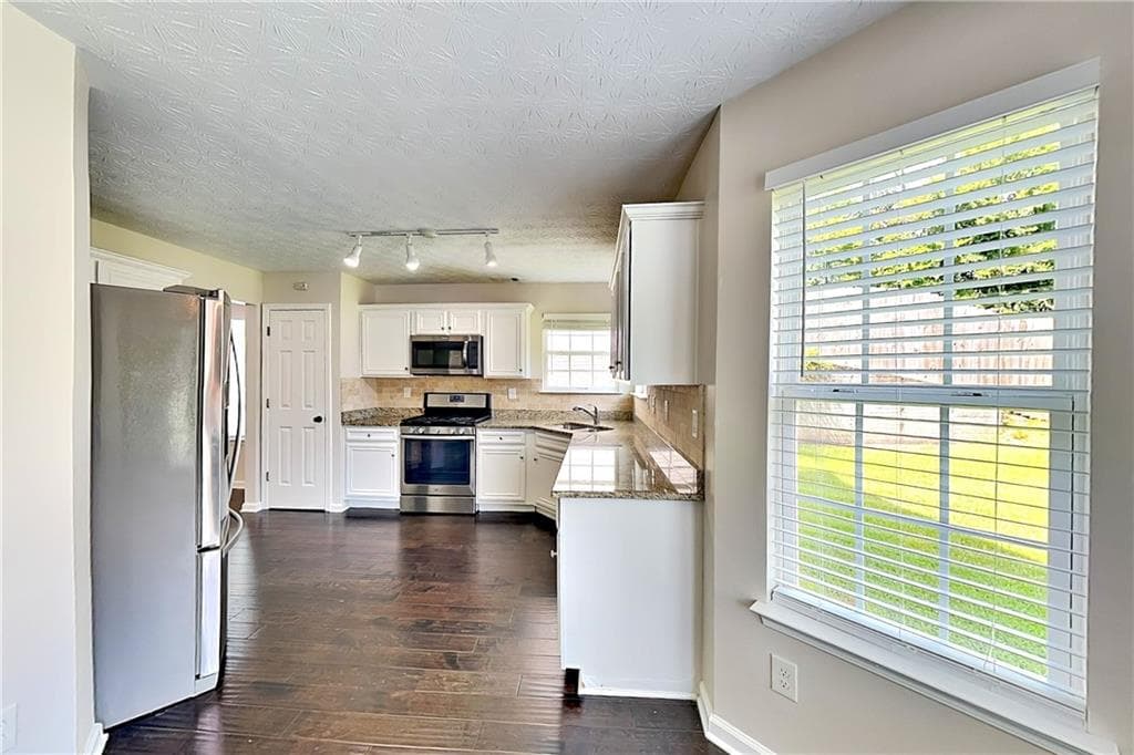 4 bedroom, 3 bathroom, 2,082 sq ft single family residence for rent at 34 Belmont Park Drive, Newnan, GA 30263 for $2,000 a month — photo 5