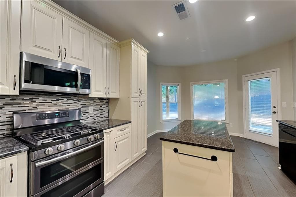 4 bedroom, 3 bathroom, 2,667 sq ft single family residence for rent at 213 Park Creek Drive, Woodstock, GA 30188 for $2,640 a month — photo 4