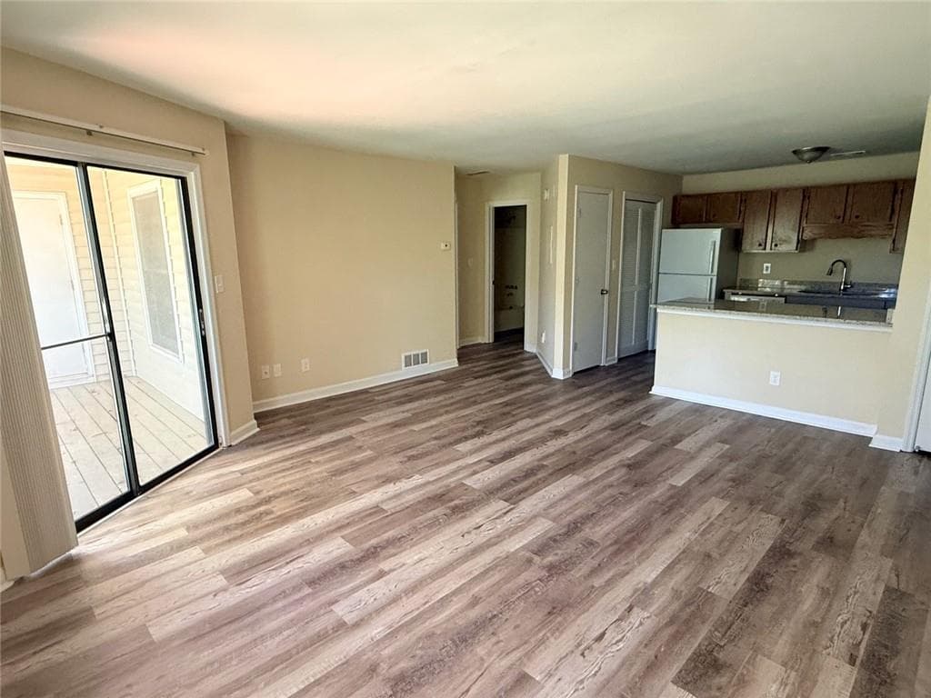1 bedroom, 1 bathroom, 800 sq ft apartment for rent at 1580 Oakpointe Drive H, Marietta, GA 30008 for $1,250 a month — photo 2