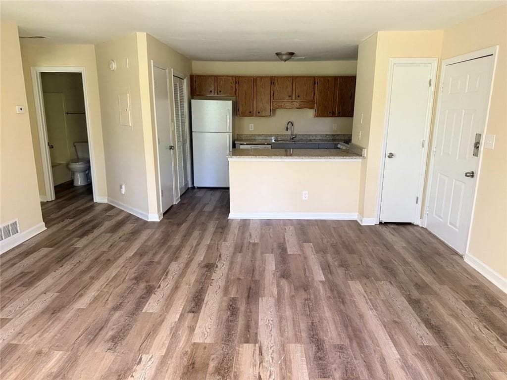 1 bedroom, 1 bathroom, 800 sq ft apartment for rent at 1580 Oakpointe Drive H, Marietta, GA 30008 for $1,250 a month — photo 4