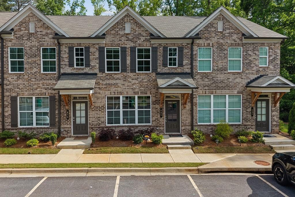 2 bedroom, 3 bathroom, 1,296 sq ft townhouse for rent at 485 Collins Industrial Way, Lawrenceville, GA 30043 for $1,800 a month — photo 1 of 35