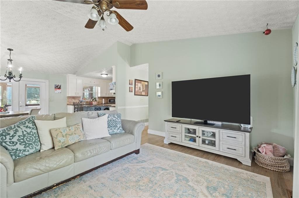 6 bedroom, 4 bathroom, 2,200 sq ft single family residence under contract at 2555 Morgan Lake Drive, Marietta, GA 30066 — photo 8