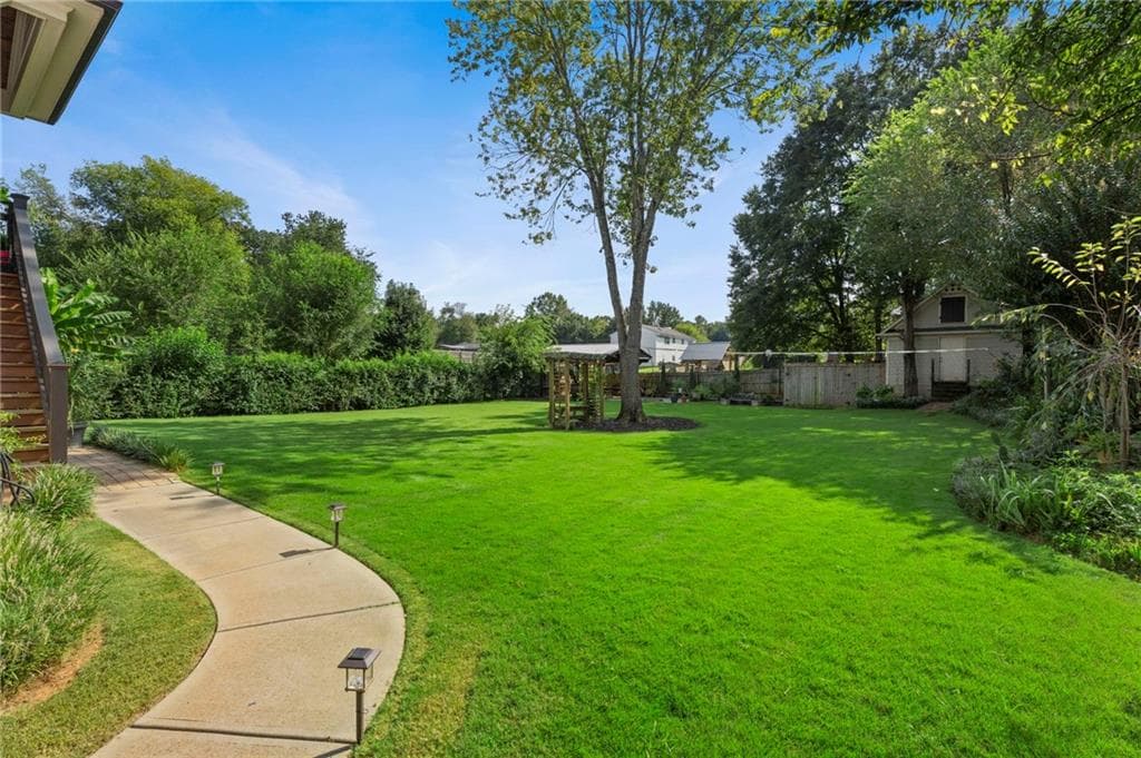 6 bedroom, 4 bathroom, 2,200 sq ft single family residence under contract at 2555 Morgan Lake Drive, Marietta, GA 30066 — photo 4