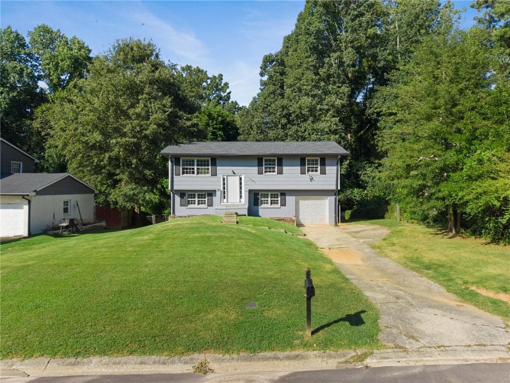 5 bedroom, 3 bathroom, 1,608 sq ft single family residence for sale at 10555 Thrasher Road, Jonesboro, GA 30238 — photo 2