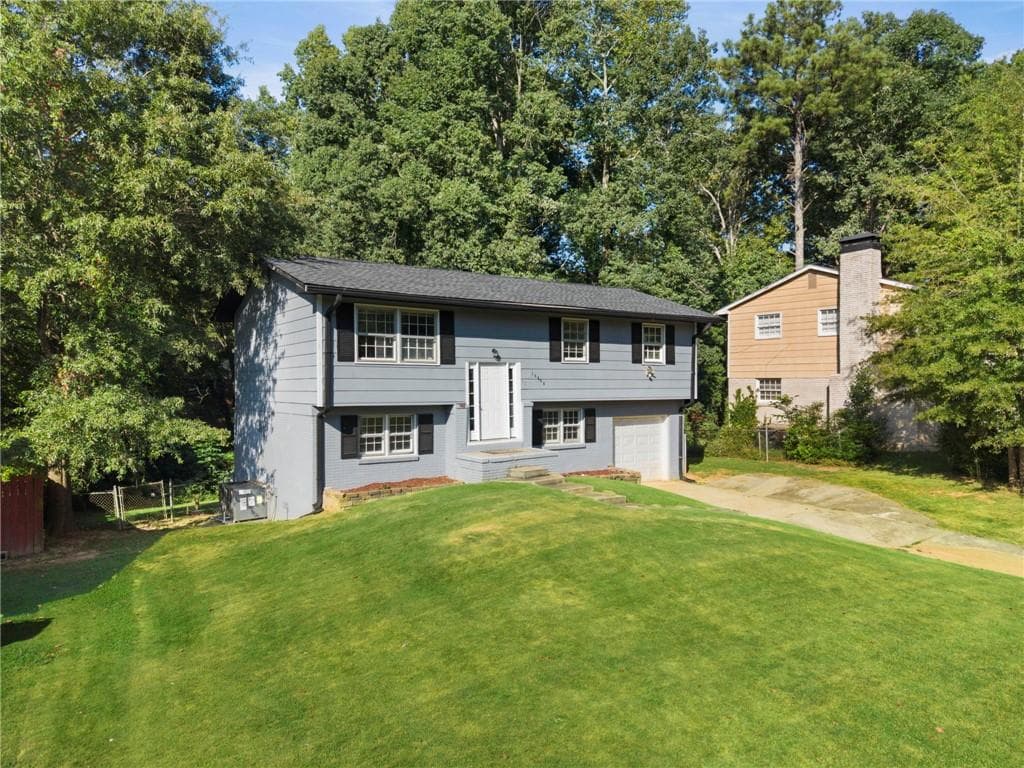 5 bedroom, 3 bathroom, 1,608 sq ft single family residence for sale at 10555 Thrasher Road, Jonesboro, GA 30238 — photo 3