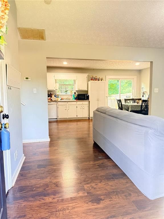4 bedroom, 3 bathroom, 1,936 sq ft single family residence for sale at 4400 Leafview Drive, Gillsville, GA 30543 — photo 2
